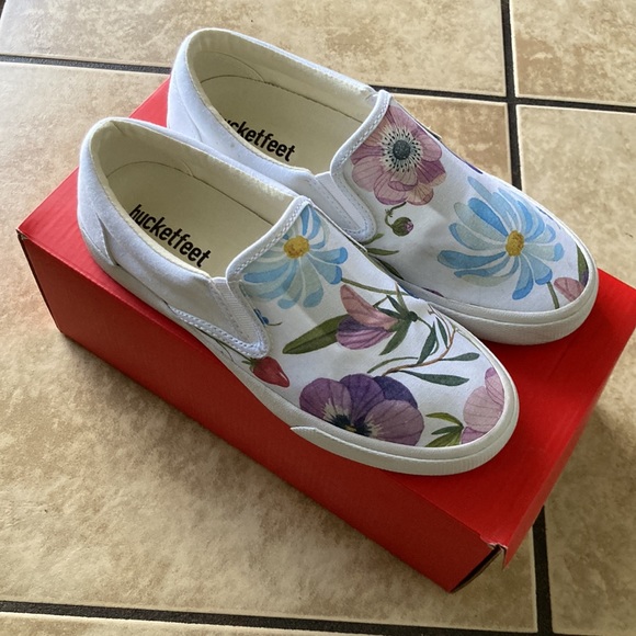 Bucketfeet low top canvas slip-ons like Vans with spring floral design - Picture 3 of 8